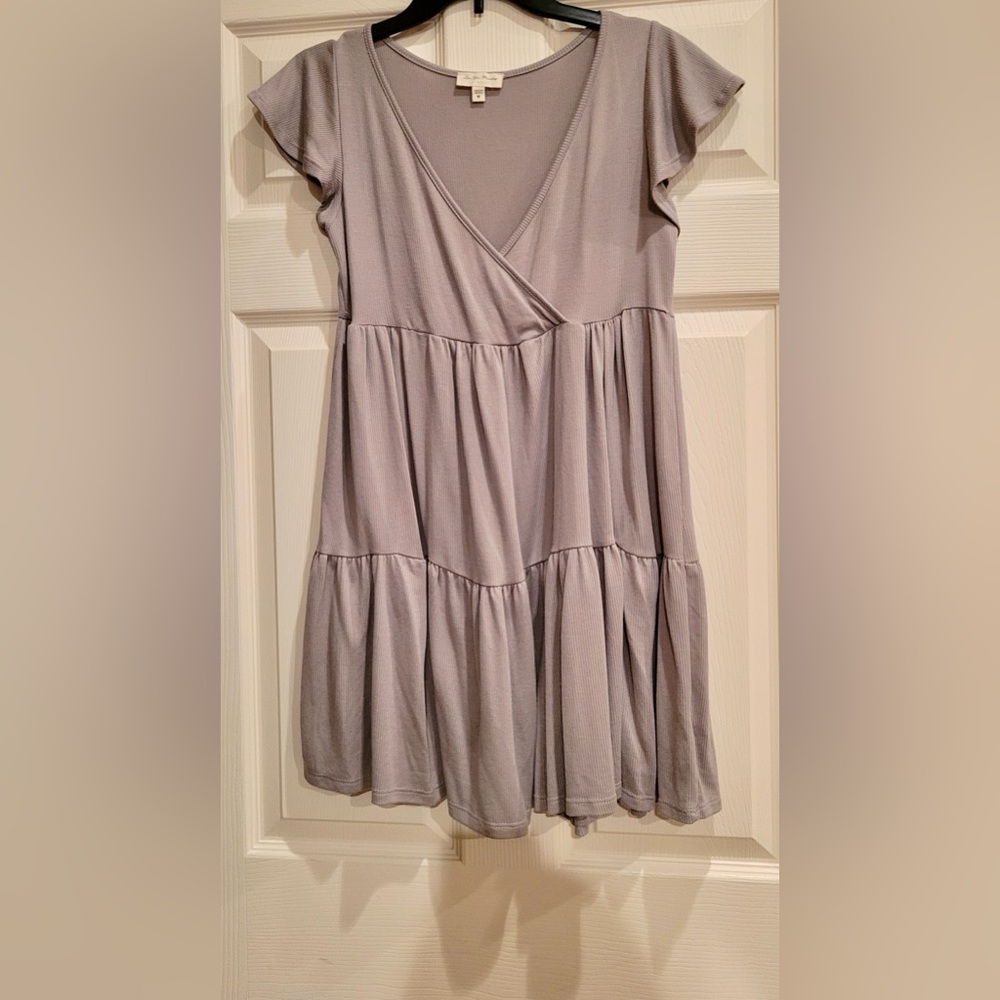 NWOT Ribbed Flutter Sleeve Light Gray Tiered Wrap-Front Women’s Dress size M